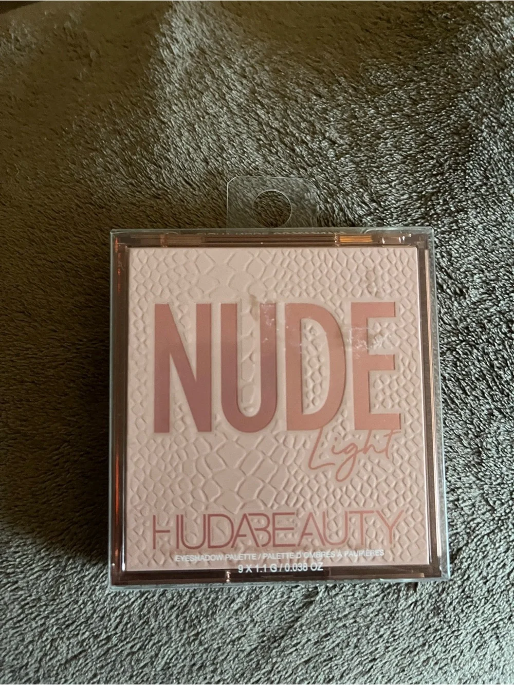 Huda Beauty Nude light eye shadow palette